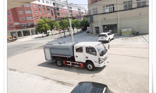 5人坐消防洒水车