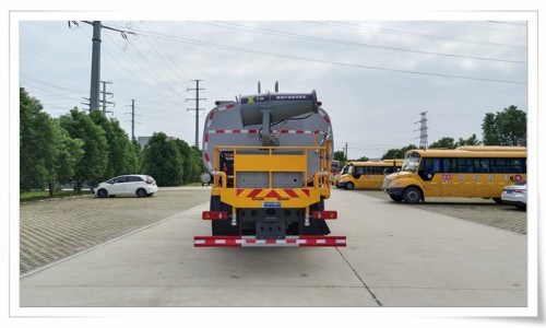 25方洒水车