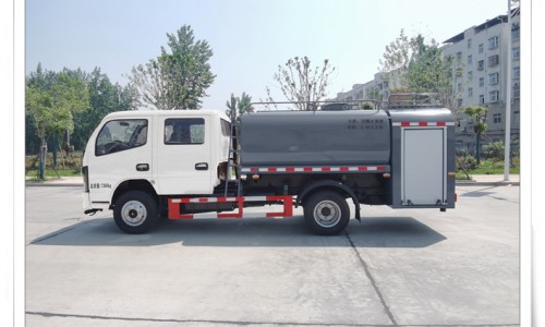 双排洒水车
